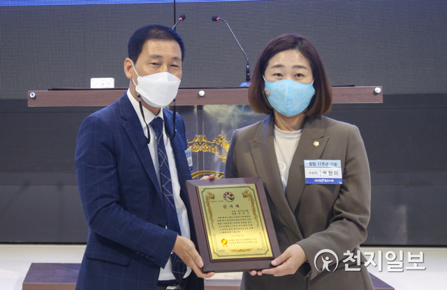 [천지일보 아산=박주환 기자] ㈔좋은이웃 김소담 중앙회장이 29일 충남 아산시 터미널웨딩홀에서 열린 창립 17주년 기념축하 리셉션 자리에서 권현미 평택시의원(오른쪽)에게 감사패를 수여하고 있다. ⓒ천지일보 2021.5.29