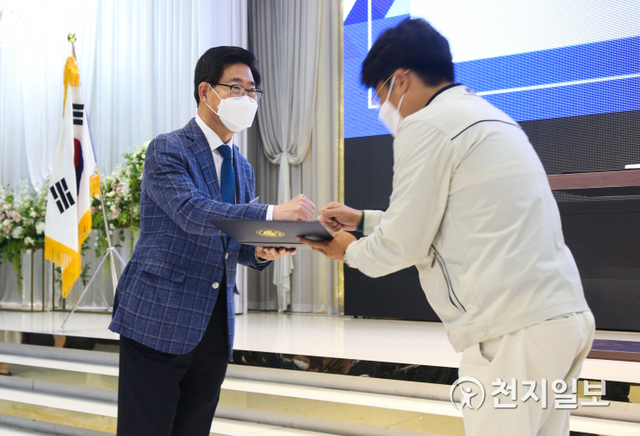 [천지일보 아산=박주환 기자] 양승조 충남도지사가 29일 충남 아산시 터미널웨딩홀에서 열린 ㈔좋은이웃 창립 17주년 기념축하 리셉션에 참석해 유공자 표창을 하고 있다. ⓒ천지일보 2021.5.29