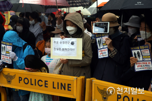 [천지일보=남승우 기자] 29일 오후 서울 서초구 고속터미널역 인근에서 반포한강사건진실을 찾는사람들(반진사) 주최로 열린 ‘고 손정민 사망 사건 목격자 찾기 집회’에서 참가자들이 고인을 추모하며 묵념을 하고 있다. ⓒ천지일보 2021.5.29