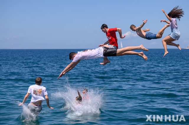 “학년 끝났다”[자다르=신화/뉴시스] 25일(현지시간) 크로아티아 자다르에서 한 학년의 끝을 축하하기 위해 중등학교 학생들이 바다로 뛰어들고 있다. '노리아다'(Norijada, 크레이지 데이)는 한 학년의 마지막을 기념하기 위해 크로아티아 전역에서 매년 열린다.