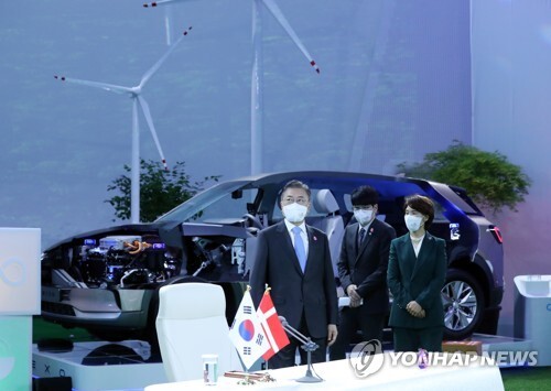 정상회담 참석하며 전시물 살펴보는 문 대통령(서울=연합뉴스) 문재인 대통령이 30일 오후 서울 동대문디자인플라자(DDP)에서 열린 메테 프레데릭센 덴마크 총리와의 한-덴마크 화상 정상회담에 참석하며 한정애 환경부 장관과 P4G 전시물을 살펴보고 있다.