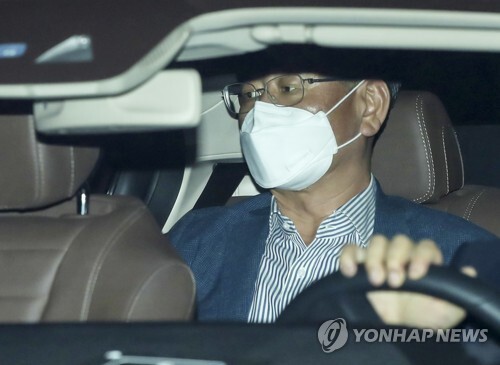 ‘택시기사 폭행’ 사건 이후 증거인멸 교사 혐의 등으로 소환 조사를 받은 이용구 법무부 차관이 31일 새벽 서울경찰청 반부패·공공범죄수사대를 나서고 있다. (출처: 연합뉴스)