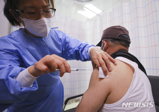 서울 중구 인제대학교 백병원을 찾은 한 어르신이 아스트라제네카 백신 접종을 받고 있는 모습. (출처: 뉴시스)