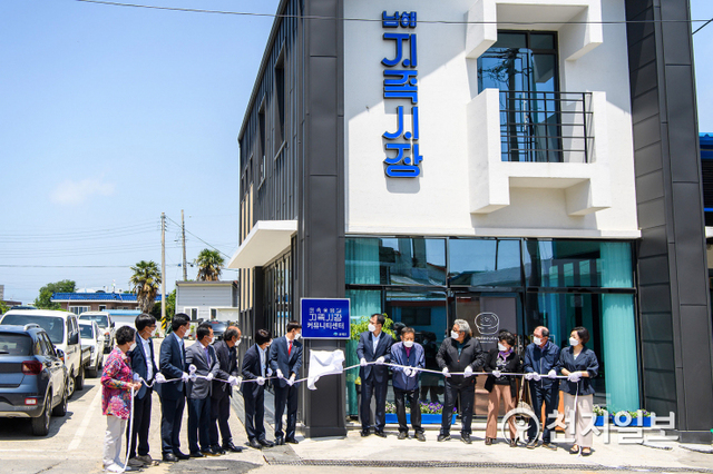 지난 28일 장충남 남해군수를 비롯한 이주홍 군의회의장, 류경완 경남도의원, 군의원들, 삼동면 이장단장 등 지역주민 대표, 지족시장 번영회장, 시장상인들이 참석한 가운데 ‘지족 공설시장 커뮤니티센터’ 개소식이 열리고 있다. (제공: 남해군) ⓒ천지일보 2021.5.31