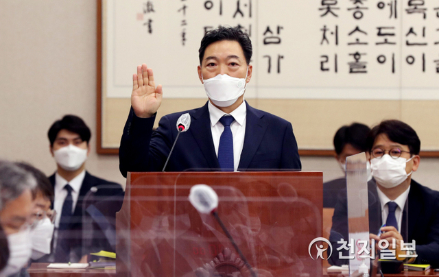 [천지일보=박준성 기자] 김오수 검찰총장 후보자가 26일 서울 여의도 국회에서 열린 법제사법위원회 인사청문회에서 선서하고 있다. (제공: 국회) ⓒ천지일보 2021.5.26
