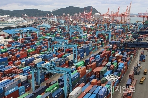 부산항에 수출할 컨테이너들이 쌓여있는 모습. ⓒ천지일보DB