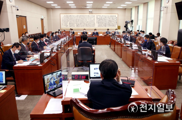 [천지일보=박준성 기자] 박주민 위원장 직무대리가 26일 서울 여의도 국회 법제사법위원회 회의장에서 열린 김오수 검찰총장 후보자 인사청문회를 주재하고 있다. (제공: 국회) ⓒ천지일보 2021.5.26