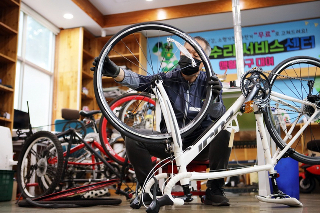 안산도시공사 직원(생생대장간 자전거 전문가)이 시민이 맡긴 자전거를 수리하고 있다.)ⓒ천지일보 2021.5.31