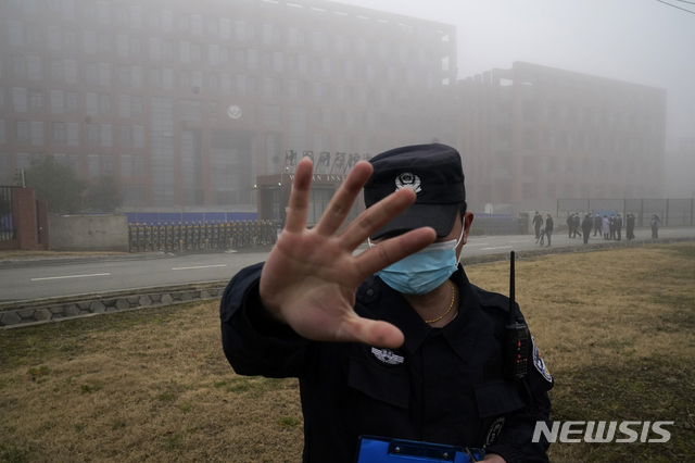 지난 2월 3일 중국 후베이 우한바이러스연구소에 세계보건기구(WHO)와 중국 전문가팀이 현장 방문을 위해 도착한 가운데 보안요원이 기자들을 이동시키고 있다. (출처: 뉴시스)