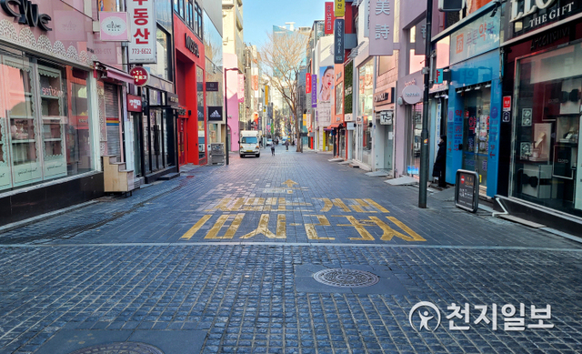 [천지일보=박준성 기자] 정부가 코로나19 방역 장기화에 따른 소상공인·자영업자 등 피해 계층 집중 지원 대책을 담은 4차 재난지원금을 포함한 추가경정예산을 다음 주 발표할 예정이다. 2월의 마지막 토요일인 27일 오후 서울 중구 명동거리가 한산한 모습을 보이고 있다. ⓒ천지일보 2021.2.27