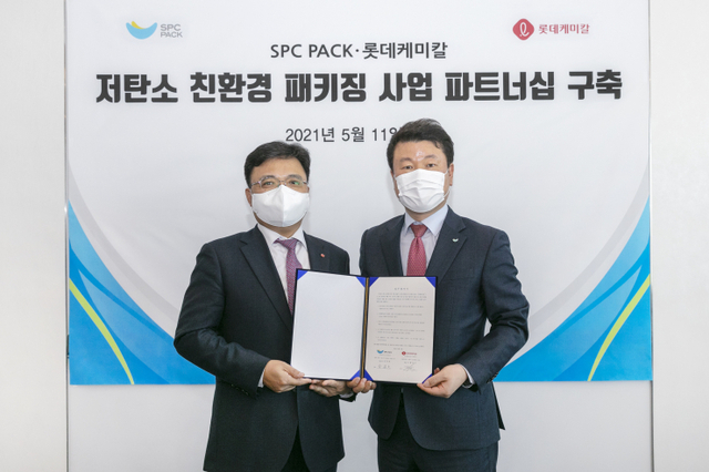 롯데케미칼과 SPC팩 관계자가 ‘저탄소 친환경 패키징 사업 파트너십 구축 협약식’에서 기념촬영을 하고 있다. (제공: 롯데케미칼)