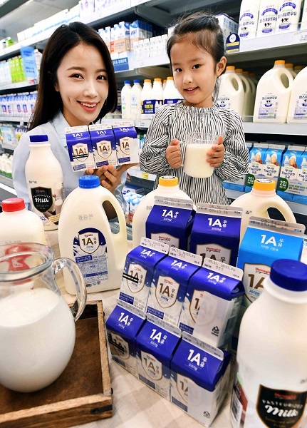 모델이 서울 성산동 홈플러스 월드컵점에서 어린이와 함께 다양한 우유를 선보이고 있다. (제공: 홈플러스)