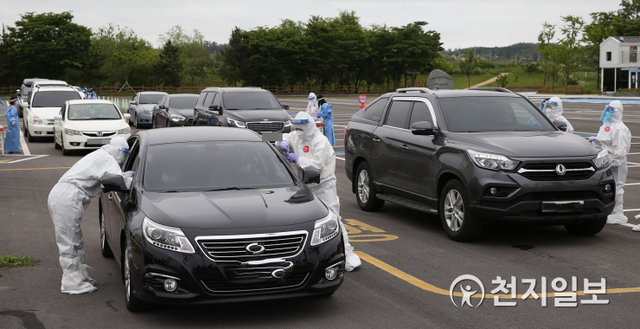함평 엑스포공원 황소주차장에 마련된 드라이빙스루 임시 선별진료소에서 코로나19 검사가 진행되고 있는 모습. (제공: 함평군) ⓒ천지일보 2021.5.31