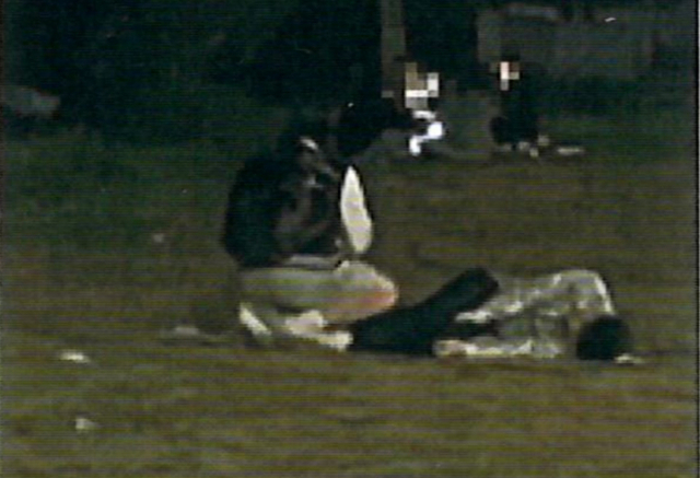 목격자가 지난달 25일 새벽 2시 18분경 촬영한 사진. 손정민씨(누운 상태)와 손씨의 친구 A씨(앉은 상태). (출처: 경찰청 한강 대학생 사망사건 관련 설명자료 캡처)