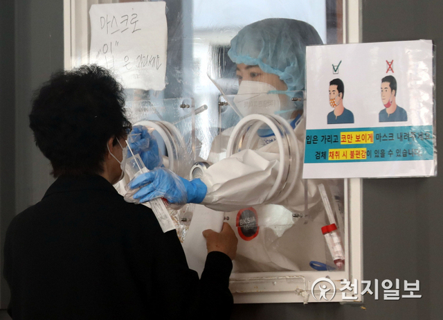 [천지일보=남승우 기자] 신종 코로나바이러스 감염증(코로나19) 신규 확진자가 533명으로 집계된 29일 오전 서울역 광장에 마련된 임시 선별검사소에서 의료진이 검체 채취를 하고 있다. ⓒ천지일보 2021.5.29