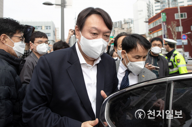 [천지일보=박준성 기자] 윤석열 전 검찰총장이 아버지 윤기중 연세대 명예교수와 함께 2일 오전 서울 서대문구 남가좌1동 주민센터에 마련된 사전투표소에서 투표를 마친 뒤 이동하고 있다. ⓒ천지일보 2021.4.2