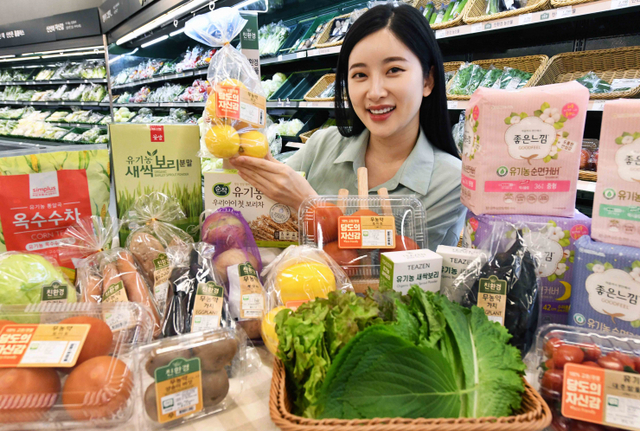모델이 1일 서울 마포구 홈플러스 월드컵점에서 유기농데이 기획전 상품을 선보이고 있다. (제공: 홈플러스)