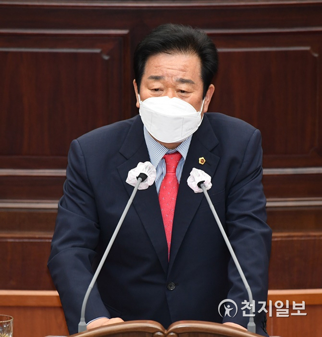 국민의힘 김진부 경남도의원이 1일 개최된 제386회 정례회 제1차 본회의에 앞서 'LH 구조조정안에 대한 경남도의 대책은 무엇인가?'라는 신상발언을 하고 있다.ⓒ천지일보 2021.6.1