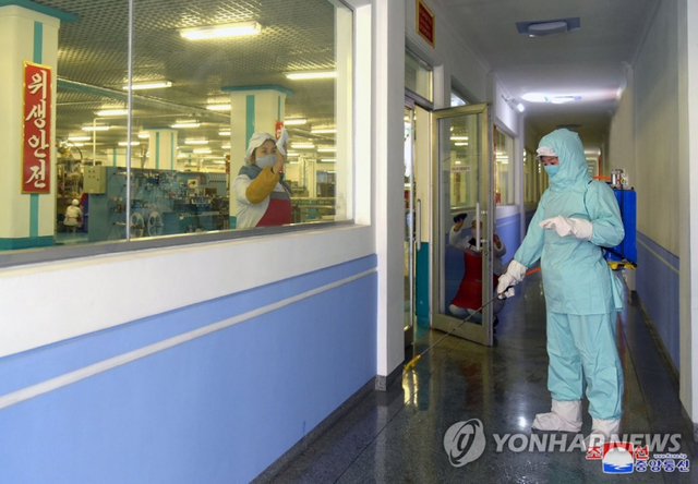 북한 평양치과위생용품공장 방역 한창[연합뉴스 자료사진]