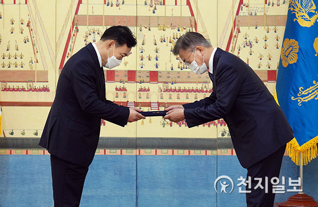 [천지일보=박준성 기자] 문재인 대통령이 1일 오후 청와대에서 신임 김오수 검찰총장에게 임명장을 수여하고 있다. (제공: 청와대) ⓒ천지일보 2021.6.1