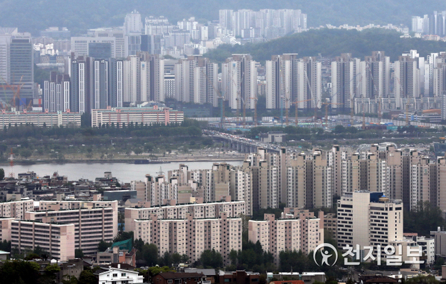 [천지일보=남승우 기자] 지난 4월 27일 오후 서울 남산에서 바라본 아파트 단지의 모습.