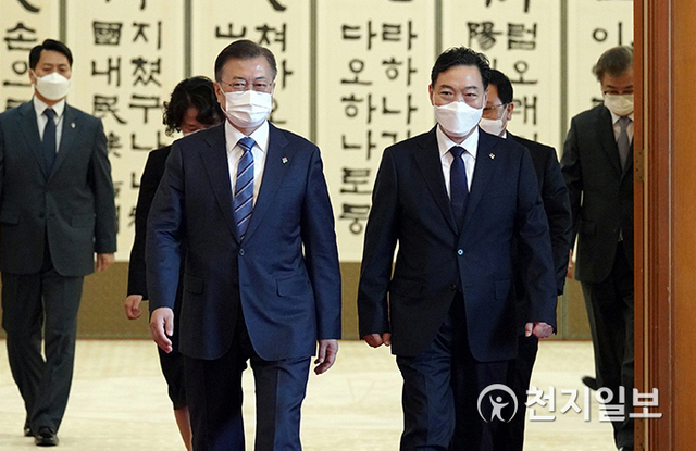 [천지일보=박준성 기자] 문재인 대통령이 1일 오후 청와대에서 신임 김오수 검찰총장에게 임명장을 수여한 뒤 환담장으로 향하고 있다. (제공: 청와대) ⓒ천지일보 2021.6.1