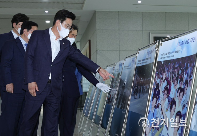 허태정 대전시장이 1일 오후 대전 시청에서 전시하는 6월 민주항쟁 기념 사진전시회 개막식에 참석했다. (제공: 대전시) ⓒ천지일보 2021.6.1