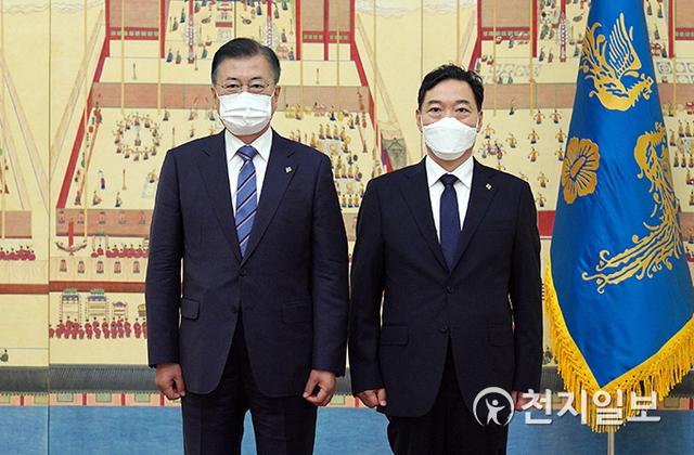 [천지일보=박준성 기자] 문재인 대통령이 1일 오후 청와대에서 신임 김오수 검찰총장에게 임명장을 수여한 뒤 기념촬영을 하고 있다. (제공: 청와대) ⓒ천지일보 2021.6.1