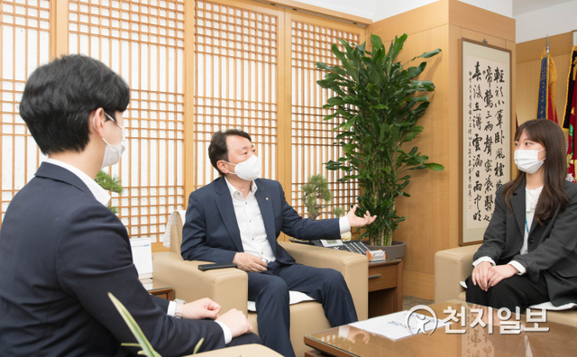 지난 31일 권준학 NH농협은행장(가운데)이 서울시 중구 농협은행 본사에서 채용연계 인턴전형에서 선발된 디지털 분야 신규 직원들과 함께 CEO 간담회를 실시하고 있다. (제공: NH농협은행) ⓒ천지일보 2021.6.1