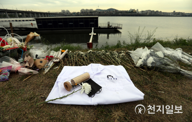 [천지일보=남승우 기자] 10일 오후 서울 반포한강공원 수상택시 승강장 인근에 고 손정민씨를 추모하는 의사 가운과 편지가 놓여 있다. ⓒ천지일보 2021.5.10