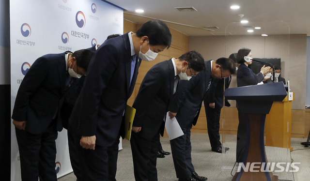 2일 오후 정부서울청사에서 김부겸 국무총리, 박범계 법무부 장관, 구윤철 국무조정실장 등 한국토지주택공사(LH) 사태 등 부동산 투기 관련 조사·수사 중간 결과 브리핑 참석자들이 인사를 하고 있다. (출처: 뉴시스)