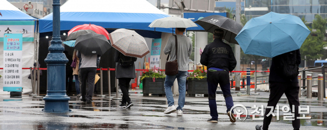 [천지일보=남승우 기자] 비가 내린 25일 오전 서울역 광장에 마련된 임시 선별검사소에서 우산을 쓴 시민들이 신종 코로나바이러스 감염증(코로나19) 검사를 받기 위해 기다리고 있다. ⓒ천지일보 2021.5.25