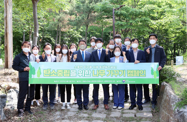 박춘호 시흥시의회 의장이 2일 제26회 환경의 날을 맞아 열린 ‘탄소중립을 위한 나무 가꾸기 캠페인’에 참여했다. ⓒ천지일보 2021.6.2