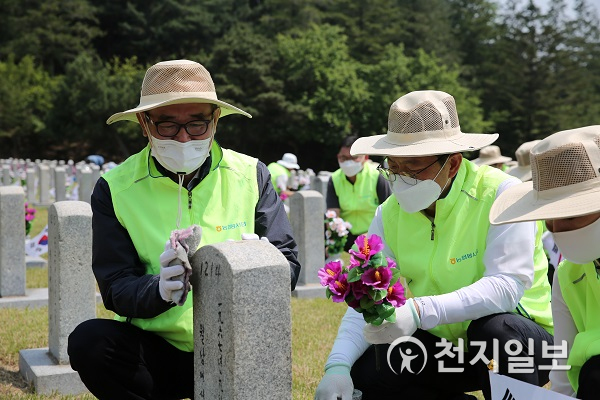 유찬형 농협중앙회 부회장(왼쪽)과 변대근 농협중앙회 홍보상무(왼쪽에서 두번째)를 비롯한 범농협 홍보담당 직원들이 2일 국립서울현충원 26번 묘역에서 헌화봉사활동을 하고 있다. (제공: 농협) ⓒ천지일보 2021.6.2