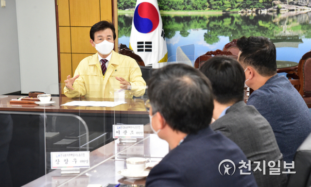 조규일 진주시장이 2일 시청에서 LH 노동조합 임원진과 간담회를 열고 ‘LH 혁신안’에 대해 논의하고 있다. (제공: 진주시) ⓒ천지일보 2021.6.2