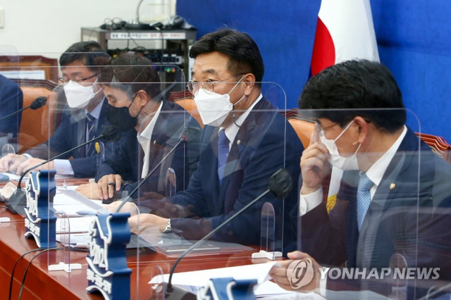 (서울=연합뉴스) 진성철 기자 = 더불어민주당 윤호중 원내대표(오른쪽 두번째)가 1일 서울 여의도 국회에서 열린 원내대책회의에서 발언하고 있다.