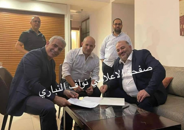 2일(현지시간) 텔아비브 한 호텔에서 이슬람 정당인 라암의 만수르 아바스 대표(오른쪽)와 예시 아티드의 야이르 라피드 대표(왼쪽), 야미나 나프탈리 베네트 대표(가운데)가 연정 협정에 서명한 사진을 공개했다. (출처: 트위터 캡처)
