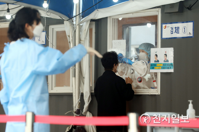 [천지일보=남승우 기자] 신종 코로나바이러스 감염증(코로나19) 신규 확진자가 533명으로 집계된 29일 오전 서울역 광장에 마련된 임시 선별검사소에서 의료진이 검체 채취를 하고 있다. ⓒ천지일보 2021.5.29