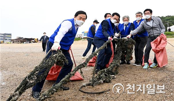박남춘 인천시장이 31일 중구 영종도 마시안해변에서 열린 '바르게살기운동협의회 바다환경보호 캠페인'에 참석해 폐그물을 수거하고 있다. (제공: 인천시청) ⓒ천지일보 2021.6.3