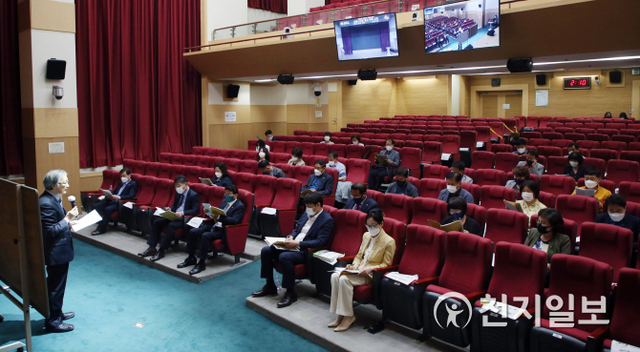 수원시의회 의원들과 사무국 직원들이 지난 2일 시청 대강당에서 결산 심의 직무 교육에 참석하고 있다. (제공: 수원시의회) ⓒ천지일보 2021.6.3