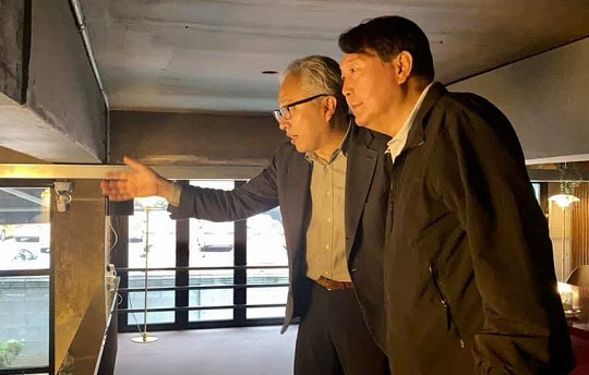 윤석열 전 검찰총장이 골목길 경제학자’로 불리는 모종린 연세대 국제대학원 교수와 지난 1일 회동했다. (출차: 장예찬 TV 캡처.)