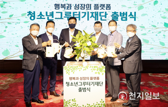 3일 서울 마포구 홍대 앞 ‘H-PULSE’에서 (왼쪽부터) 오찬석 재단 감사, 최금식 선보공업 회장, 김정태 하나금융그룹 회장, 김홍국 하림그룹 회장, 박상회 자살예방한국연맹 연맹장, 허우성 경희대학교 부설 비폭력연구소 소장이 ‘청소년그루터기재단’ 출범 기념 촬영을 하고 있다. (제공: 하나금융그룹) ⓒ천지일보 2021.6.3