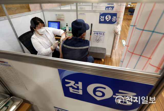 [천지일보=남승우 기자] 65세 이상 어르신 등을 대상으로 하는 아스트라제네카(AZ) 백신 1차 접종을 하루 앞둔 26일 오전 서울 양천구 해누리타운에 마련된 코로나19 백신예방접종센터에서 한 어르신이 백신 접종을 받고 있다. ⓒ천지일보 2021.5.26