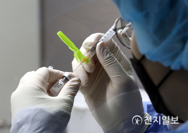 [천지일보=남승우 기자] 카카오톡과 네이버를 통해 신종 코로나바이러스 감염증(코로나19) 잔여 백신 접종 예약이 가능해진 27일 오전 서울 중랑구 중랑문화체육관에서 한 의료진이 백신을 소분하고 있다. ⓒ천지일보 2021.5.27