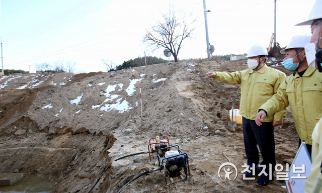 백군기 용인시장이 지난 3월 2일 백암면 박곡리 청원소하천 복구 현장을 점검하고 있다. (제공: 용인시) ⓒ천지일보 2021.6.3