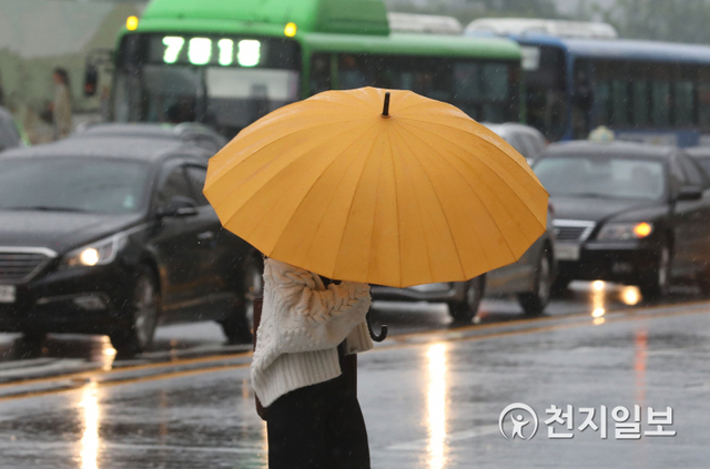 [천지일보=남승우 기자] 산발적이고 강한비가 내린 28일 오전 서울 종로구 광화문 네거리에서 시민들이 우산을 쓴 채 출근길을 서두르고 있다. ⓒ천지일보 2021.5.28
