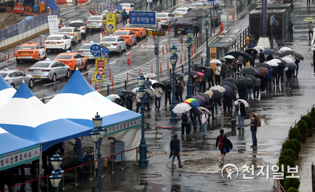 [천지일보=남승우 기자] 비가 내린 3일 오후 서울역 광장에 마련된 신종 코로나바이러스 감염증(코로나19) 임시 선별검사소에서 우산을 쓴 시민들이 검사를 기다리고 있다. 방역당국에 따르면 이날 코로나19 신규 확진자는 681명으로 집계됐다. ⓒ천지일보 2021.6.3