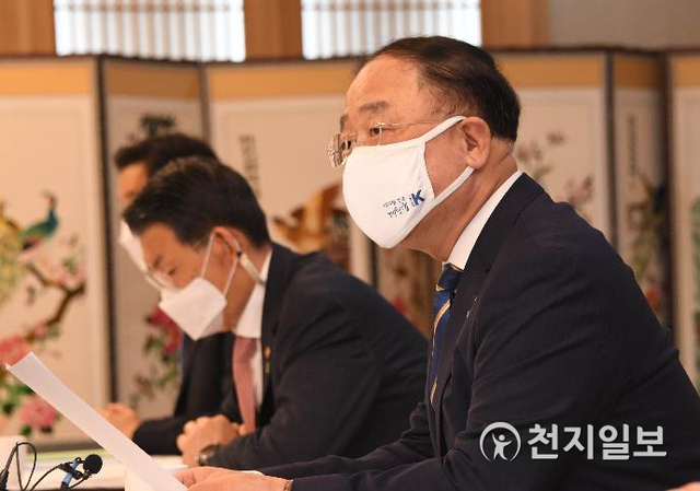 홍남기 경제부총리 겸 기획재정부 장관이 3일 정부서울청사에서 열린 '제23차 부동산시장 점검 관계장관회의'를 주재하며 발언하고 있다. (제공: 기획재정부) ⓒ천지일보 2021.6.3