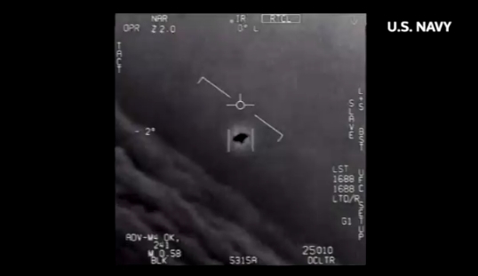 작년 4월 미 해군 조종사들이 촬영한 ‘미확인 항공 현상’ 동영상. 일각에서는 이를 두고 UFO라고 주장하고 있다. (출처: 미국 해군 트위터 캡처)