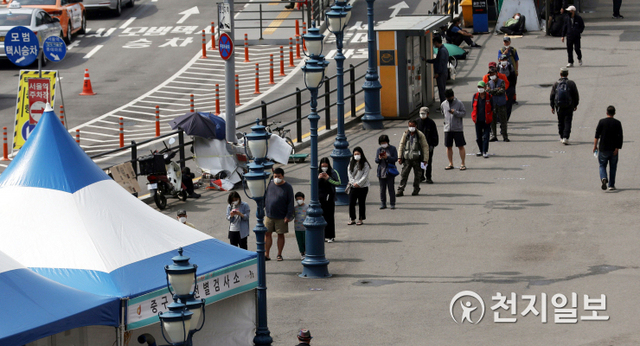 [천지일보=남승우 기자] 신종 코로나바이러스 감염증(코로나19) 신규 확진자가 533명으로 집계된 29일 오전 서울역 광장에 마련된 임시 선별검사소에서 시민들이 코로나19 검사를 받기 위해 줄을 서서 기다리고 있다. ⓒ천지일보 2021.5.29